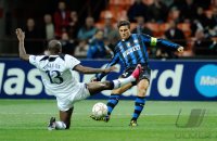 Fussball Champions League  Saison 2010/2011: William Gallas (li, Tottenham Hotspur FC) gegen Javier Zanetti (re, Inter)