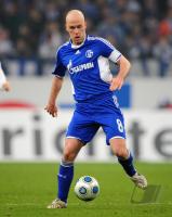 FUSSBALL 1. BUNDESLIGA: Schalke, ERNST Einzelaktion