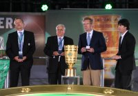 Fussball: DFB Pokal Finale:  (v. li.) Wolfgang Niersbach, Dr. Theo Zwanziger, Bundespraesident Christian Wulff und Trainer Joachim LOEW (Deutschland)
