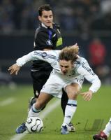 Fussball: Schalke - Espanyol Barcelona, Zweikampf