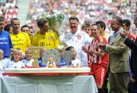 1. Fussball Bundesliga: Trainer Louis van Gaal bekommt zum Geburtstag eine Torte