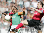 Fussball 1. Bundesliga: Bremen - Leverkusen, Zweikampf