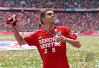 Fussball, 1. Bundesliga  Saison 13/14: Jubel FC Bayern Muenchen mit Schale