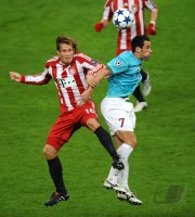 Fussball Champions League  Saison 2010/2011: Andreas Ottl (li, FC Bayern Muenchen) gegen Emil Dica (re, CFR 1907 Cluj)