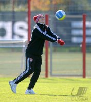 Fussball 1. Bundesliga: Bastian Schweinsteiger (FC Bayern Muenchen)  spielt Volleyball