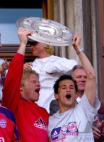 Fussball: Oliver Kahn und Hasan Salihamidzic jubeln  mit Meisterschale (v. li.)
