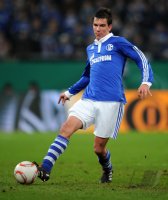 Fussball: DFB Pokal  Saison 2010/2011, Viertelfinale: Schalke, MORITZ am Ball