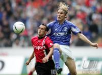Fussball 1. Bundesliga: Frankfurt - Schalke, Zweikampf