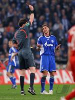 Fussball 1. Bundesliga: Schiri Manuel Graefe zeigt die Rote Karte Marcelo Bordon (Schalke)