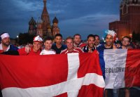 FUSSBALL WM 2018: Schmuckbild, daenische und franzoesische Fans feiern auf dem Roten Platz