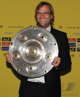 Fussball Deutscher Meister 2010/2011:  Borussia Dortmund; KLOPP mit Meisterschale