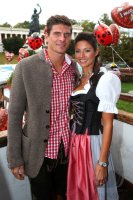 FUSSBALL 1. BUNDESLIGA: Mario Gomez mit seiner Freundin, Frau Silvia