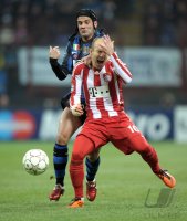 Fussball CHL  Saison 2010/2011: Cristian Chivu (li, Inter Mailand) gegen Arjen Robben (re, FC Bayern Muenchen)