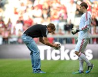 Fussball 1. Bundesliga Saison   2011/2012 : Baskettballer Steffen Hamann mit  Torwart Manuel Neuer (v. li., FC Bayern Muenchen)