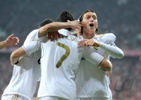 FUSSBALL INTERNATIONAL  CHL HALBFFINALE 11/12:  JUBEL mit Cristiano Ronaldo, Mesut Oezil (v. li., Real Madrid)