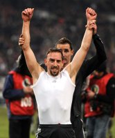 Fussball DFB Pokal 10/11 :(v. li.) Bayern Jubel mit Franck Ribery, Miroslav Klose