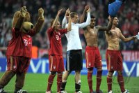 FUSSBALL INTERNATIONAL  CHL Viertelfinale 11/12:  (v.li.) Maskottchen Bernie, Rafinha, Torwart Manuel Neuer, Luiz Gustavo, Mario Gomez (FC Bayern Muenchen)