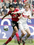 Fussball 1. Bundesliga: Leverkusen - Stuttgart, Zweikampf