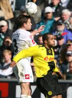 Fussball 1. Bundesliga: Moenchengladbach - Dortmund, Zweikampf