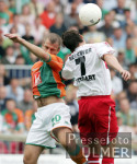 Fussball 1. Bundesliga: Bremen - Stuttgart, Zweikampf