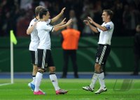 Fussball International EM 2012-Qualifikation:  Mesut OEZIL, Philipp Lahm (v. li., Deutschland)