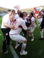 Fussball 1. Bundesliga : JUBEL nach dem Sieg (Mitte) Trainer Bruno Labbadia wird hochgeworfen