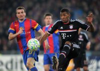 Fussball CHL  Saison 2011/2012: Alexander Frei (li, FC Basel) gegen Jerome Boateng (FC Bayern Muenchen)