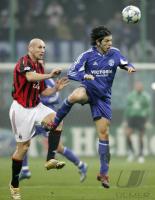 Fussball UCL: Mailand - Schalke, Zweikampf
