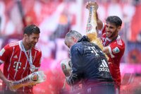 Fussball, 1. Bundesliga  Saison 16/17: Jubel FC Bayern Muenchen mit Schale