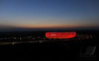 Fussball 1. Bundesliga: ALLIANZ ARENA, Aussenansicht mit Roter Beleuchtung