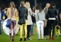 Fussball 1. Bundesliga :  Die Spielerfrauen von Borussia Dortmund feiern auf dem Rasen