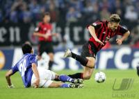 Fussball UCL: Schalke - Mailand, Zweikampf