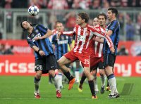 Fussball CHL  Saison 2010/2011: Cristian Chivu (li, Inter Mailand) gegen Thomas Mueller (Mitte, FC Bayern Muenchen) gegen Andrea Ranocchia (re, Inter Mailand)