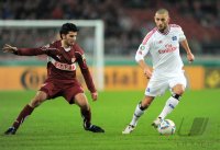 Fussball DFB Pokal 11/12 :  Serdar Tasci (li, VfB Stuttgart) gegen Mladen Petric (Hamburger SV)