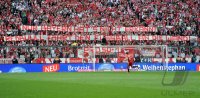 Fussball 1. Bundesliga : BAYERN FANS MIT einem Banner, NUR BAYERN HAT'S NICHT ERKANNT REDBULL FAEHRT DEN FUSSBALL AN DIE WAND