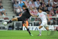 Fussball CHL  Saison 2011/2012: Mario Gomez (li, FC Bayern Muenchen) gegen Ricardo Rodriguez (re, FC Zuerich)