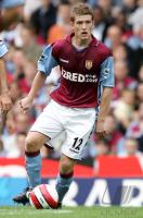 Fussball Barclays Premiership: Aston Villa, DAVIS