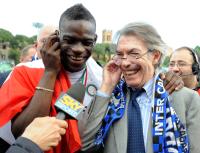 FUSSBALL SERIE A:  Mario Barwuah Balotelli, Praesident Massimo Moratti (v. li., Inter)