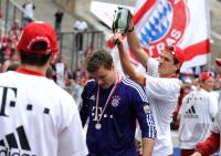 Fussball 1. Bundesliga : Jubel mit Champagner Torwart Michael Rensing, Mario Gomez (v. li., FCB)