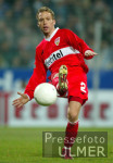 FUSSBALL Bundesliga: Stuttgart, HINKEL, Einzelaktion am Ball