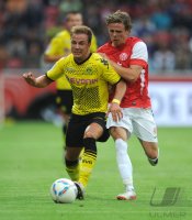 Fussball 1. Bundesliga : Mario Goetze (li, Borussia Dortmund) gegen Nicolai Mueller (re, 1. FSV Mainz 05)