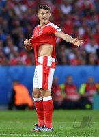 Fussball International Europameisterschaft 2016: Granit Xhaka (Schweiz) mit zerrissenem Trikot