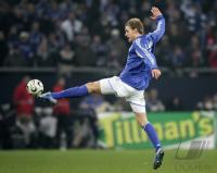 Fussball Uefa-Pokal: Schalke - Palermo, LARSEN Einzelaktion