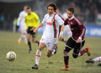 Fussball 1. Bundesliga, Saison 2011/2012: Hajime Hosogai (li, FC Augsburg) gegen Markus Feulner (1 FC Nuernberg)