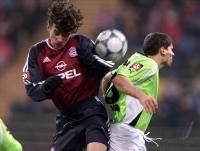 Zweikampf: FC Bayern Muenchen - VfL Wolfsburg