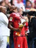 Fussball, 1. Bundesliga  Saison 13/14: Jubel FC Bayern Muenchen mit Schale