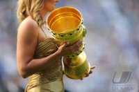 Fussball: DFB Pokal Finale:  Franziska van Almsick mit dem DFB POKAL