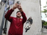 FUSSBALL Serie A 21/22: Neuer AS Rom Trainer Jose Mourinho auf einer Vespa an einer Hauswand