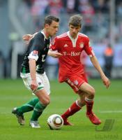 Fussball 1. Bundesliga: Thomas Mueller (re., FCB) gegen Hanno Balitsch (li., Hannover)