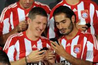 Fussball 1. Bundesliga 2010/2011: Bastian Schweinsteiger, Hamit Altintop (v. li., FCB) mit Handy